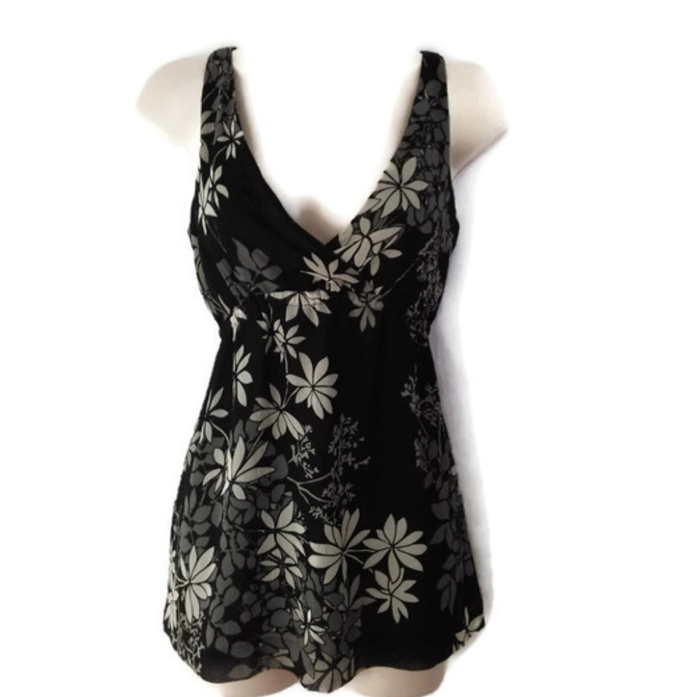 NWT New York & Co. Black White Sleeveless V Top S